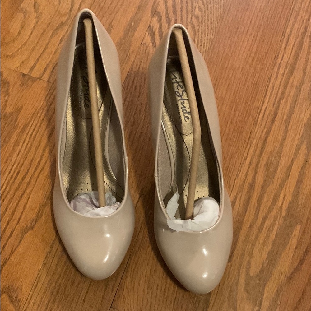 Life Stride Cream Heels with Medium Height NWT
